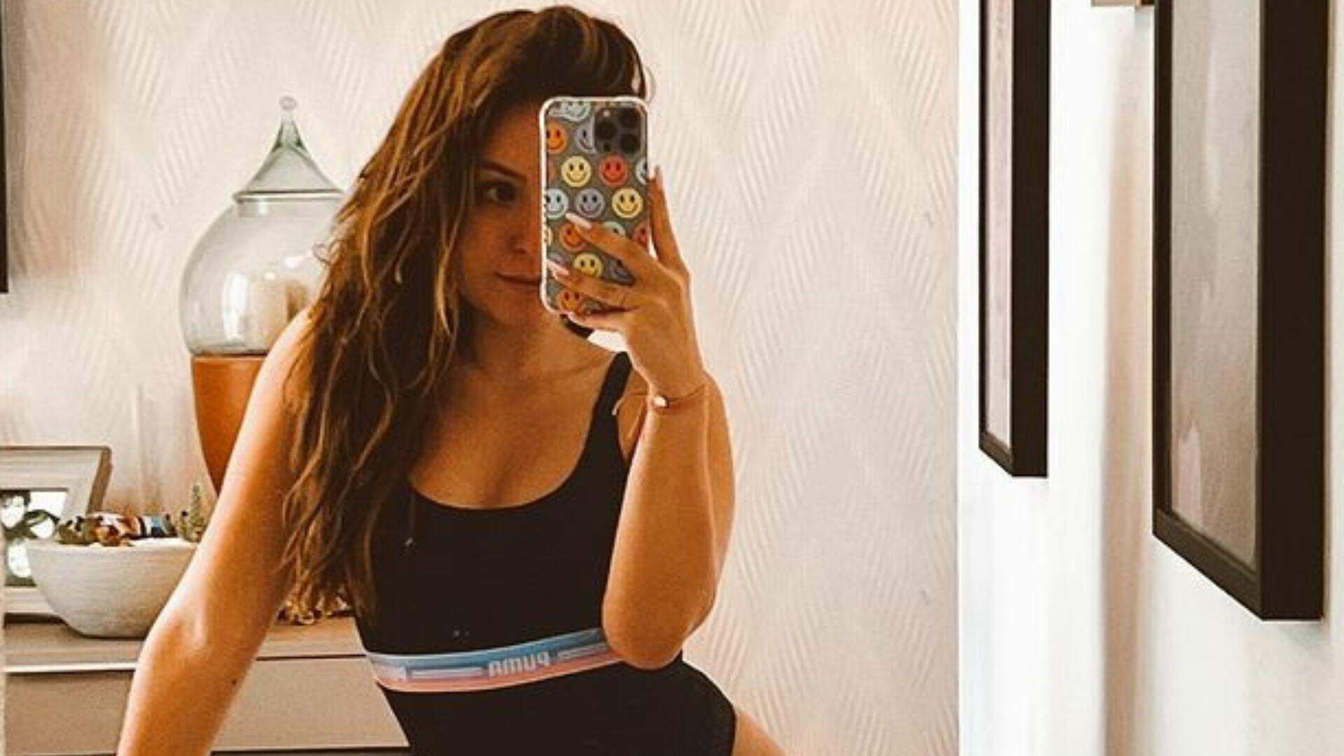 Larissa Manoela tira foto com maiô PP no quarto e corpo é comparado ao de Geisy Arruda: “Cresceu” - Metropolitana FM