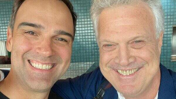 Tadeu Schmidt e Pedro Bial se encontram em voo e web comemora: “Encontro de milhões”
