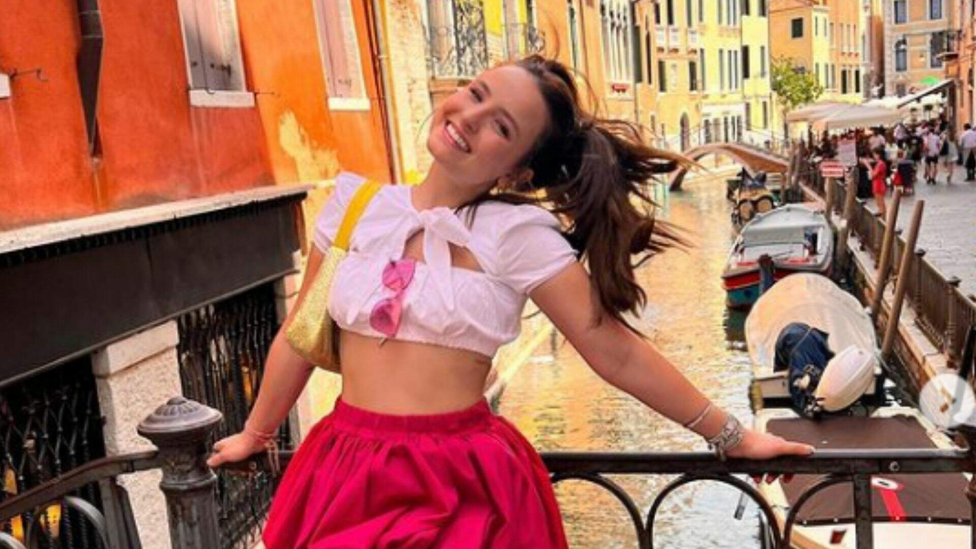 Na Itália, Larissa Manoela usa saia rosa minúscula e deixa coxas volumosas à mostra: “Ela cresceu mesmo” - Metropolitana FM