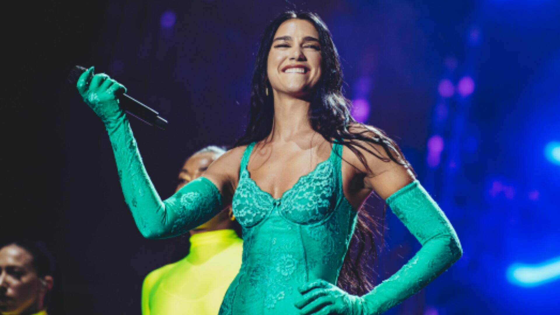 Dua Lipa causa revolta após exigir atraso de 30 minutos na transmissão no Multishow - Metropolitana FM