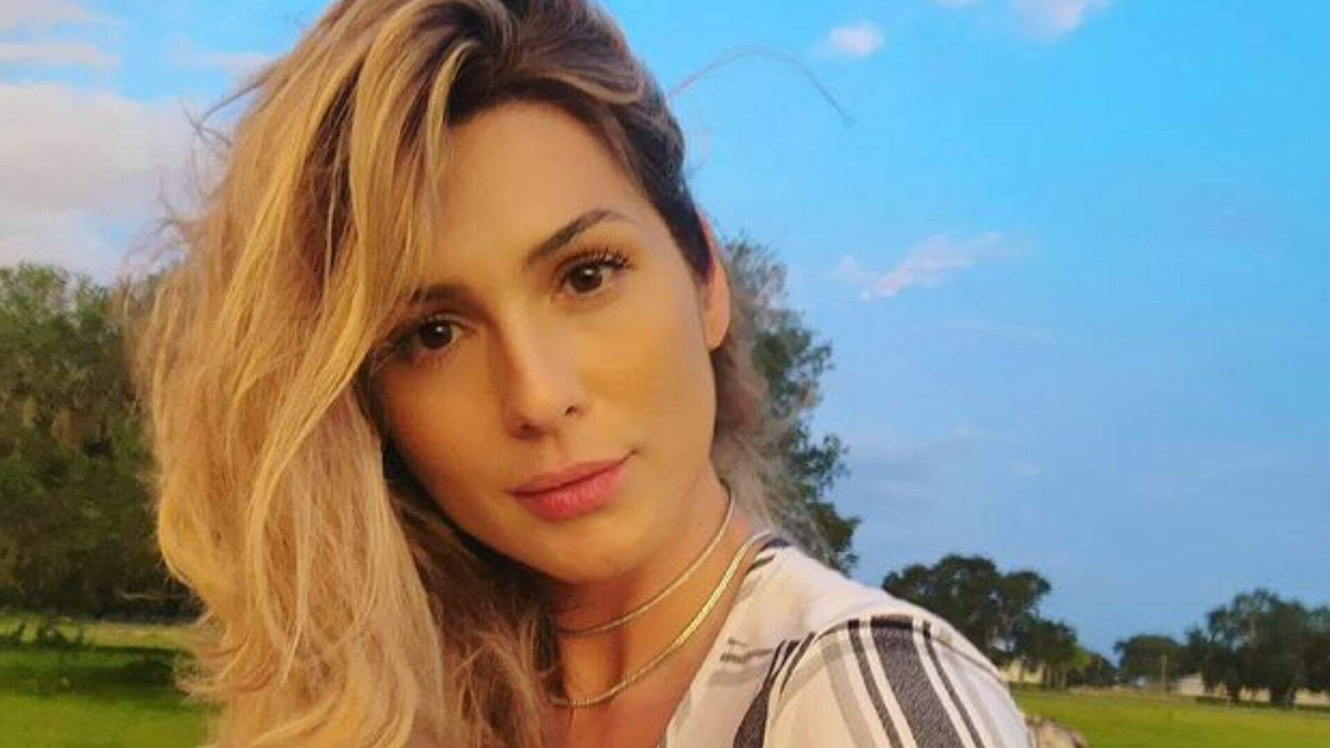 Lívia Andrade usa vestido transparente e volume das coxas com empinadinha impressiona: “Pronto” - Metropolitana FM