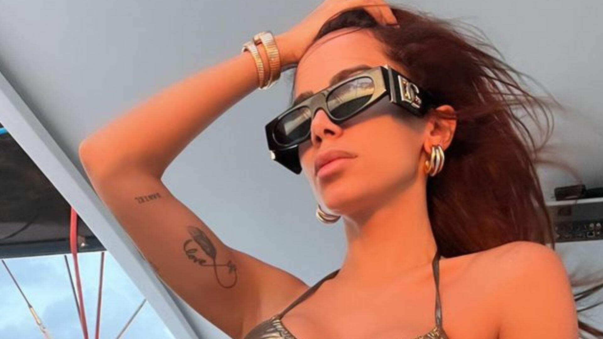 Anitta usa calça que deixa todo o bumbum à mostra e tatuagem íntima fica visível com empinadinha - Metropolitana FM