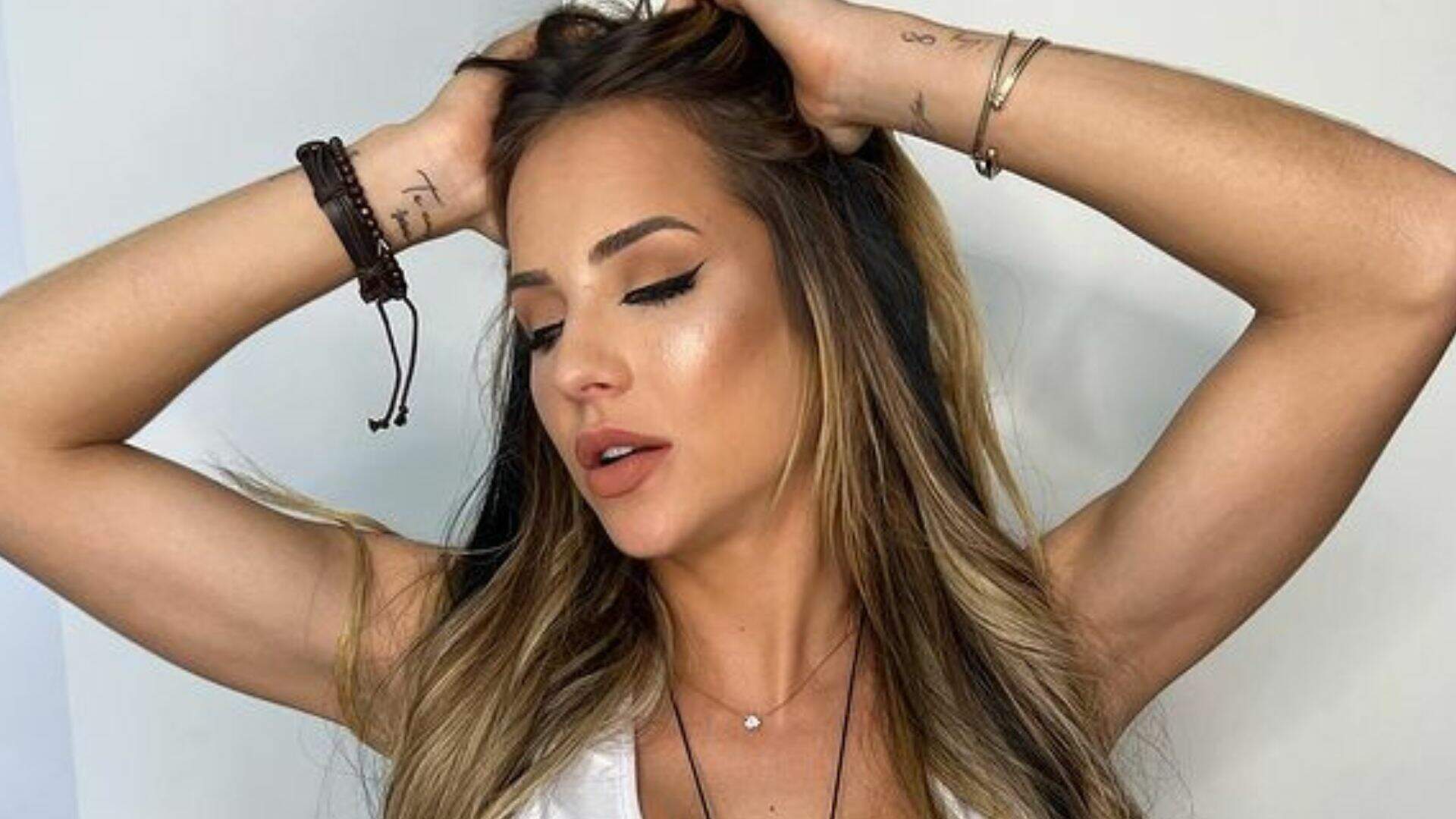 Gabi Martins sobe biquíni e mostra até mais que sua boa forma: “Tá tudo durinho embaixo” - Metropolitana FM