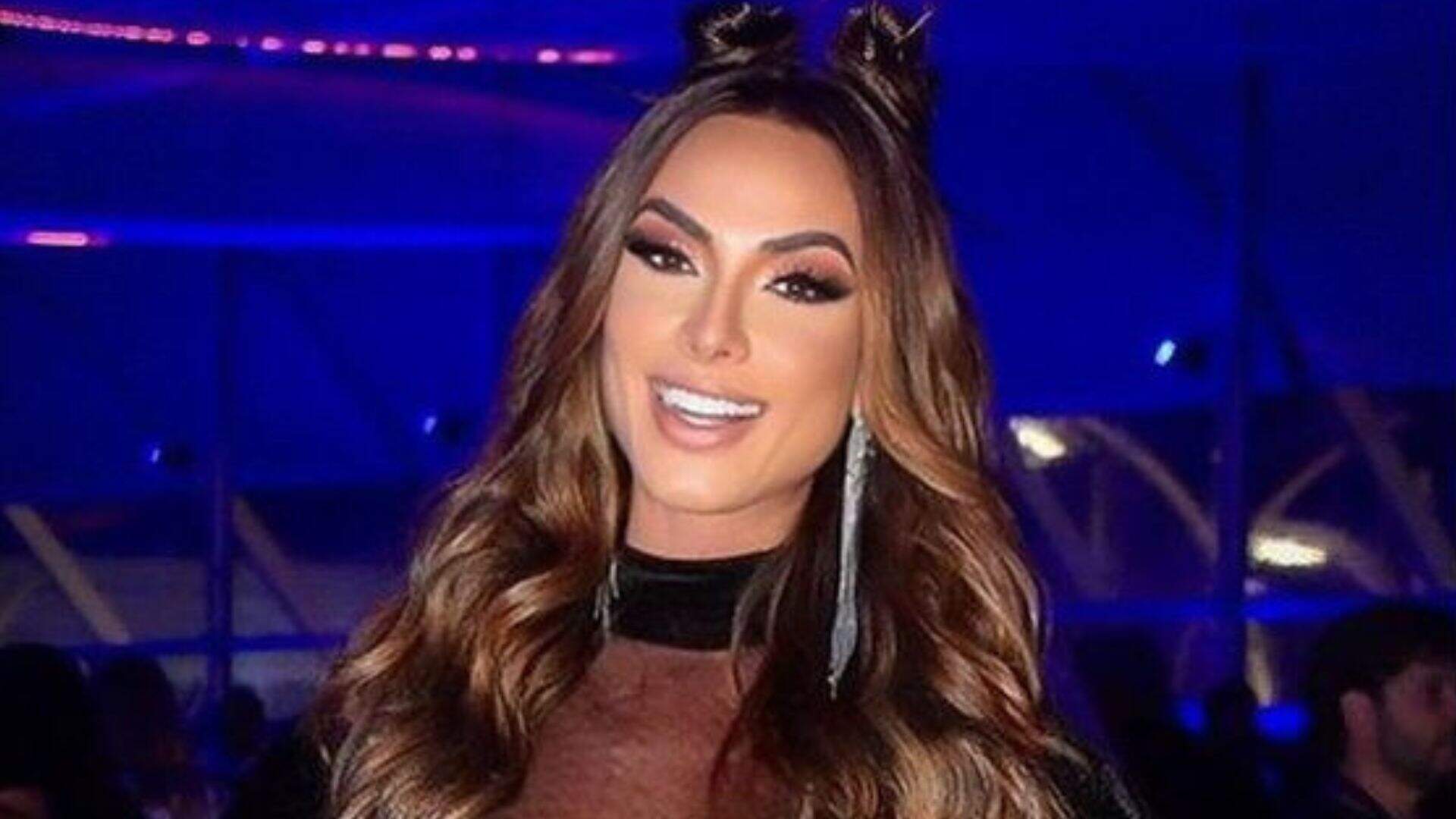 Nicole Bahls usa o seu maiô mais cavado e transparência acaba revelando seios ‘pra cima’: “Eita” - Metropolitana FM