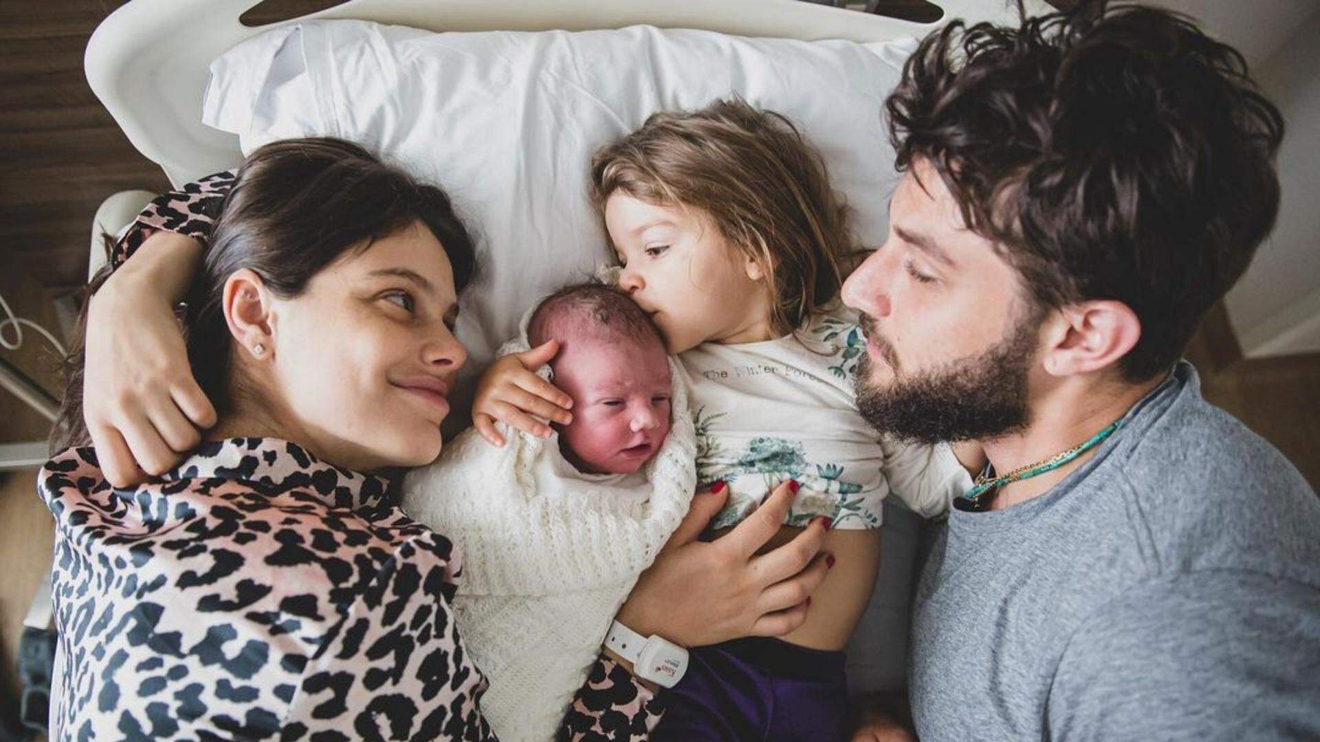 Laura Neiva desabafa sobre rotina de sono na maternidade: “Filho, tenha piedade da mamãe” - Metropolitana FM