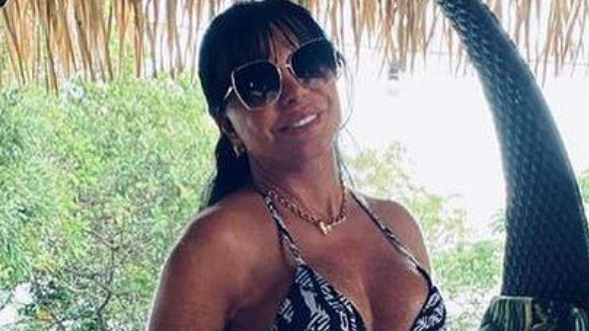 Gretchen esquece que volume é grande demais e usa biquíni PP em foto: “Gostosura que chama” - Metropolitana FM