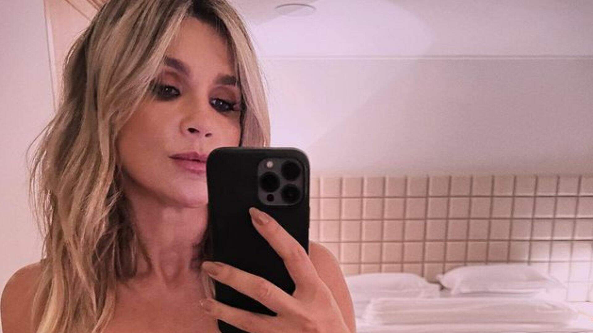 Aos 48 anos, Flávia Alessandra exibe fotos íntimas na cama e volume saindo do decote choca