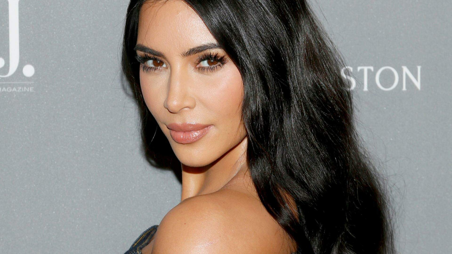 Kim Kardashian é processada em valor milionário por esquema em rede social - Metropolitana FM