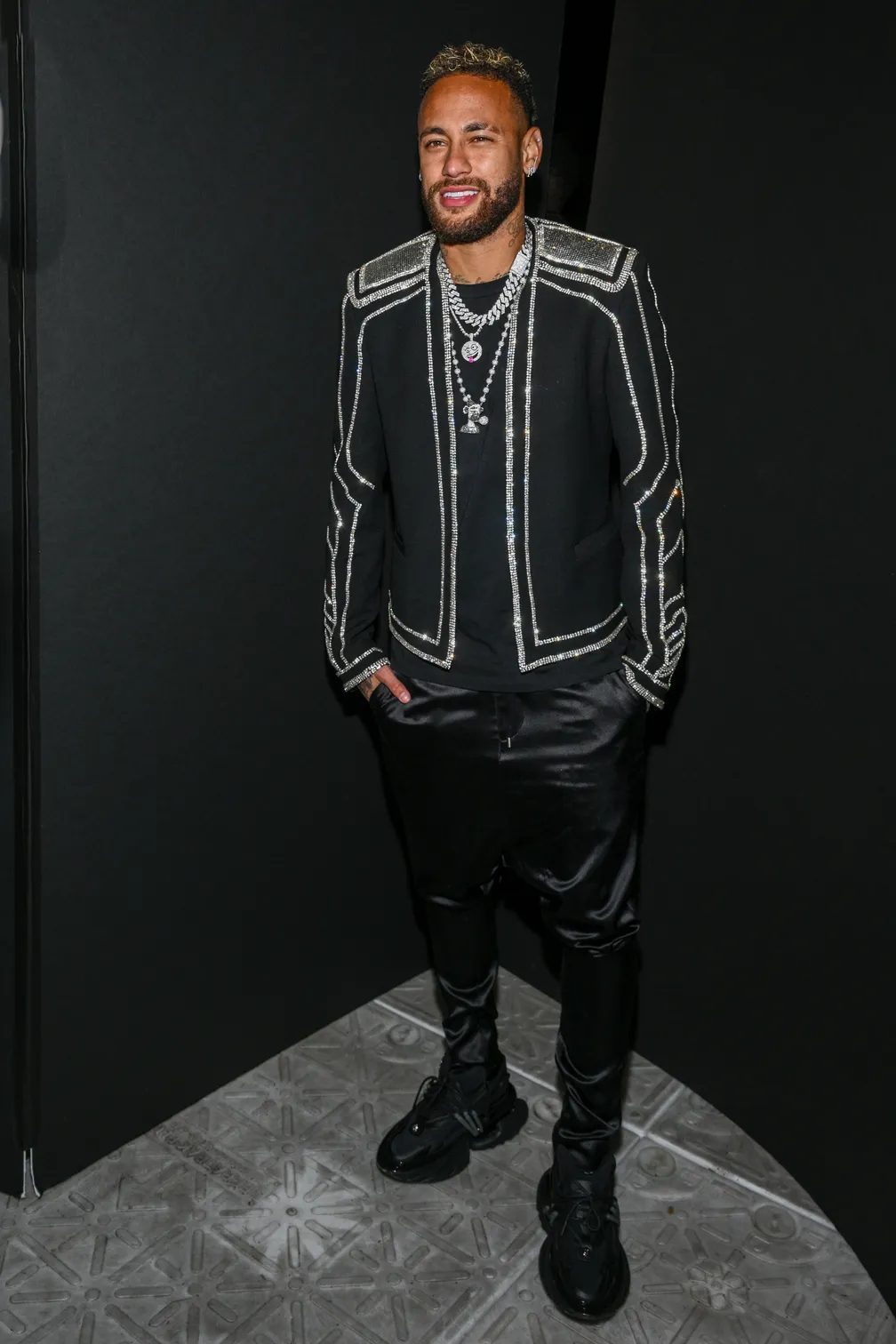 Neymar usa look de R$ 48 mil em desfile da Balmain em Paris