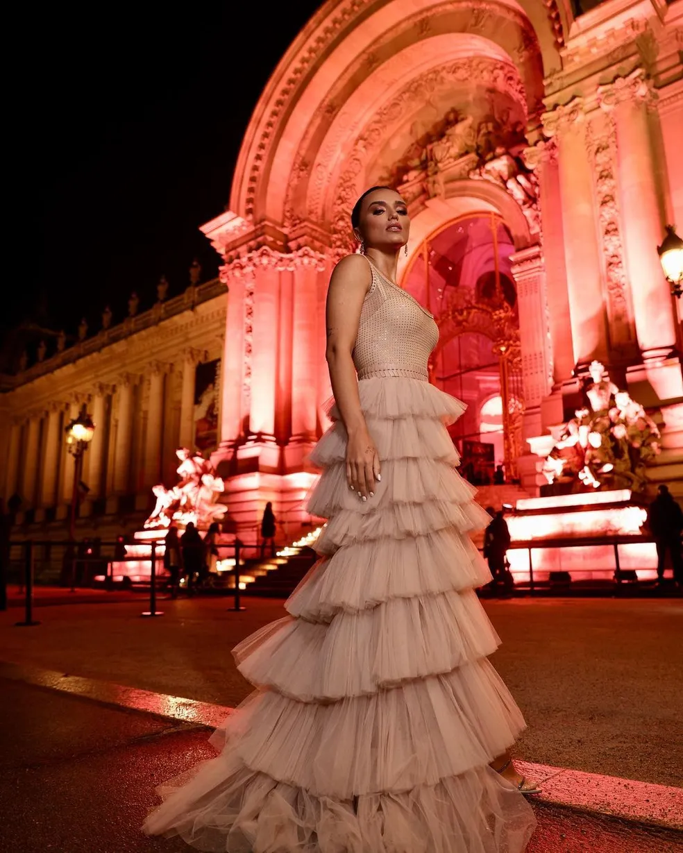 Rafa Kalimann usa vestido deslumbrante em primeiro compromisso da semana de moda de Paris