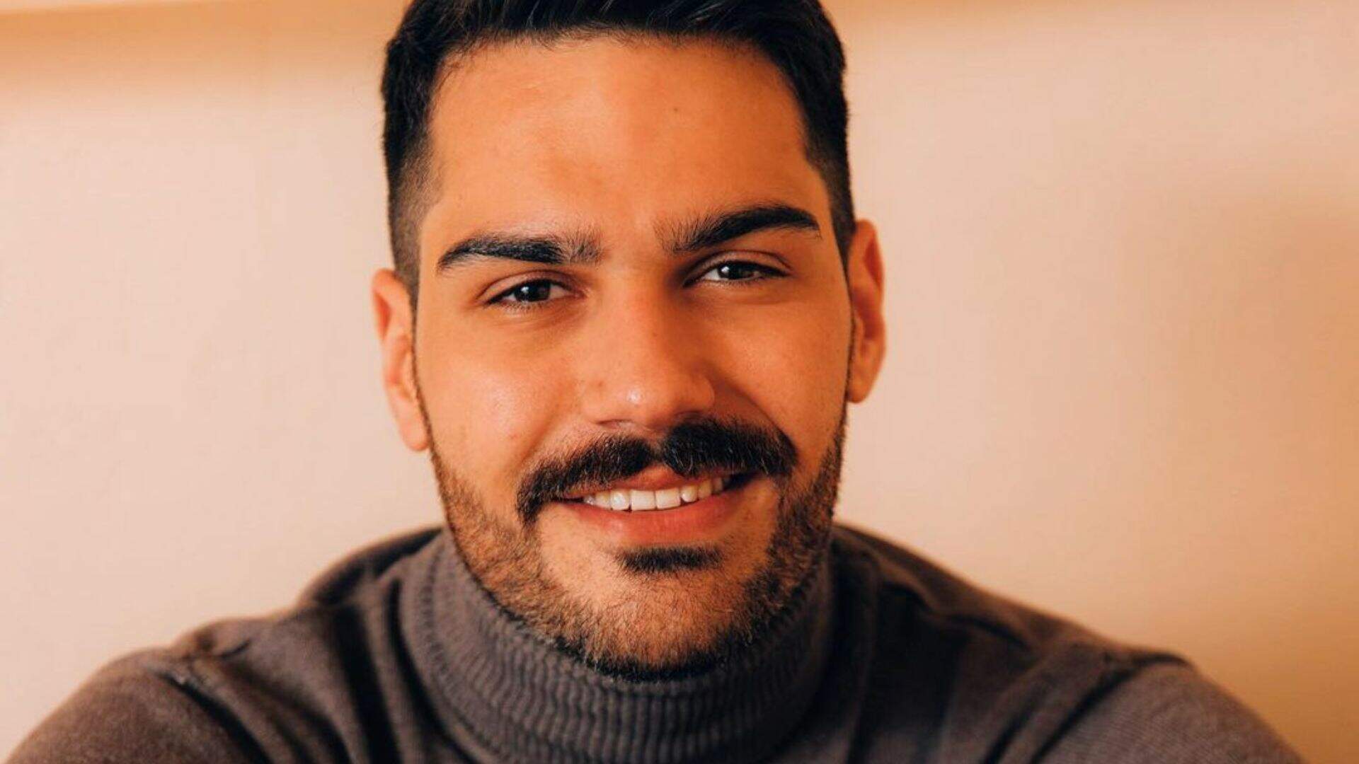 Shayan Haghbin é um influencer iraniano que mora no Brasil há sete anos. Atual participante da décima quarta temporada da Fazenda