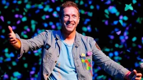 Chris Martin, do Coldplay, usa ‘disfarce’ para não ser reconhecido por fãs brasileiros