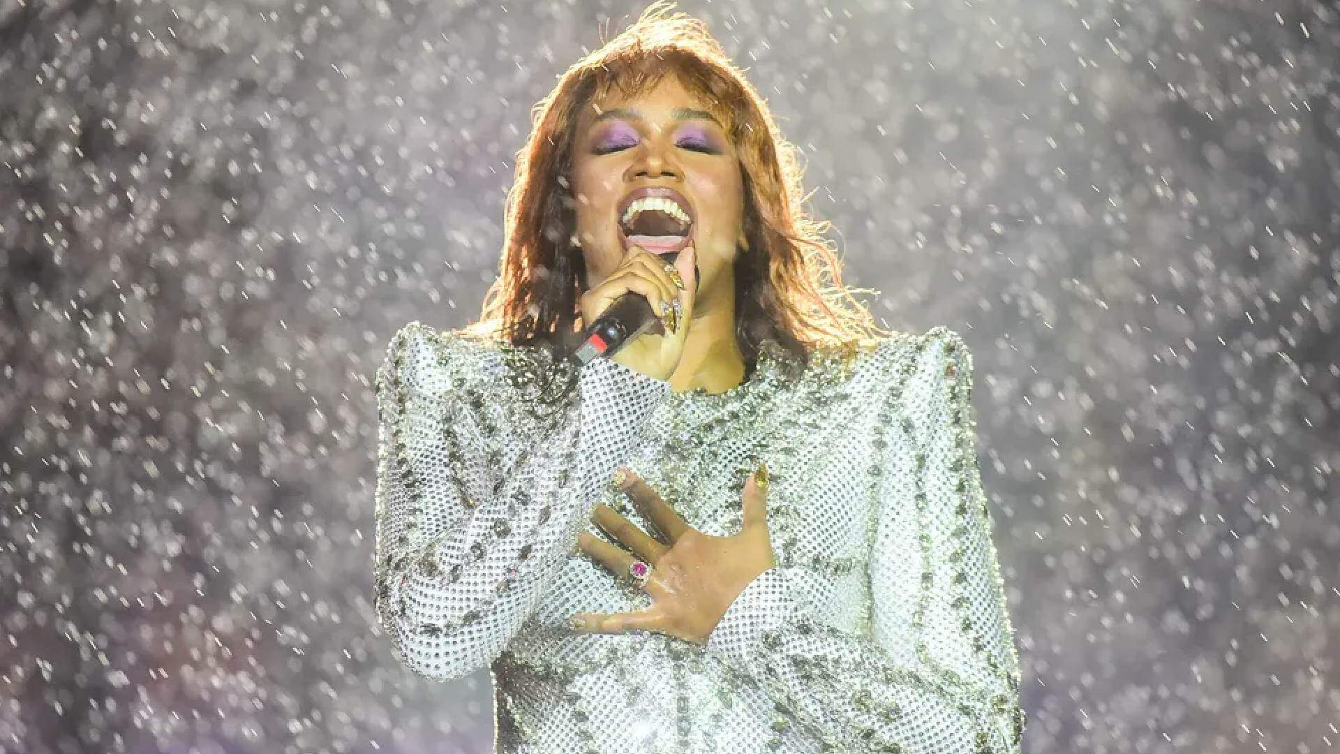 Fã surpreende IZA no Rock in Rio com atitude inesperada e deixa cantora emocionada - Metropolitana FM