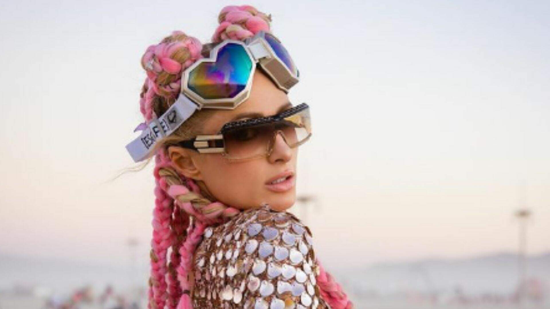 Paris Hilton, desfila look da festa de seus 21 anos recriado para a Versace na “MFW 2022” - Metropolitana FM
