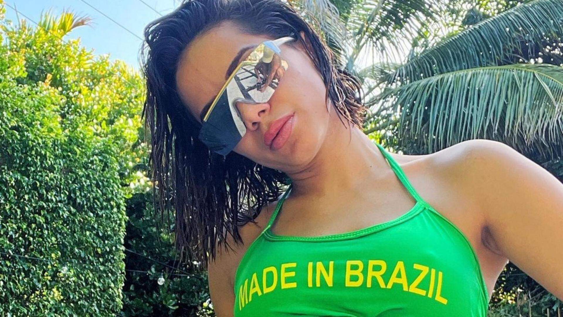 Verde e amarelo! Anitta usa fio-dental com bandeira do Brasil e tira foto do bumbum molhado - Metropolitana FM