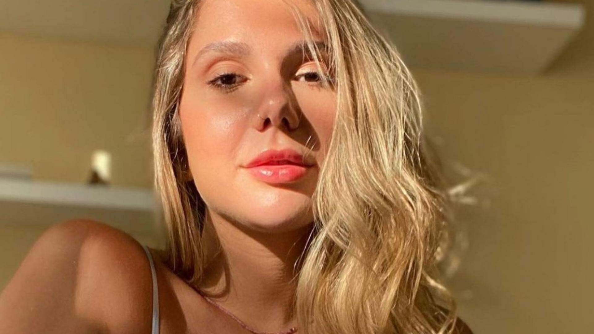 Carolina Portaluppi posa na cama com babydoll transparente demais pra ocasião: “Eu gosto” - Metropolitana FM