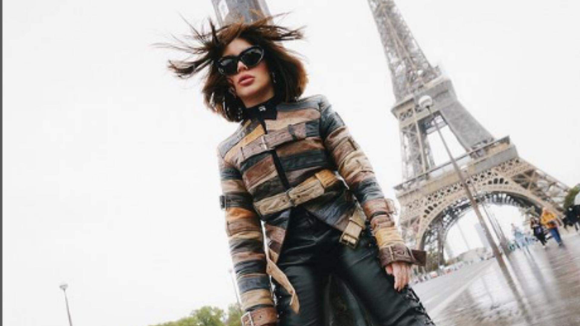 Gkay estreia sua bolsa de pombo da Balenciaga com look super fashionista em Paris