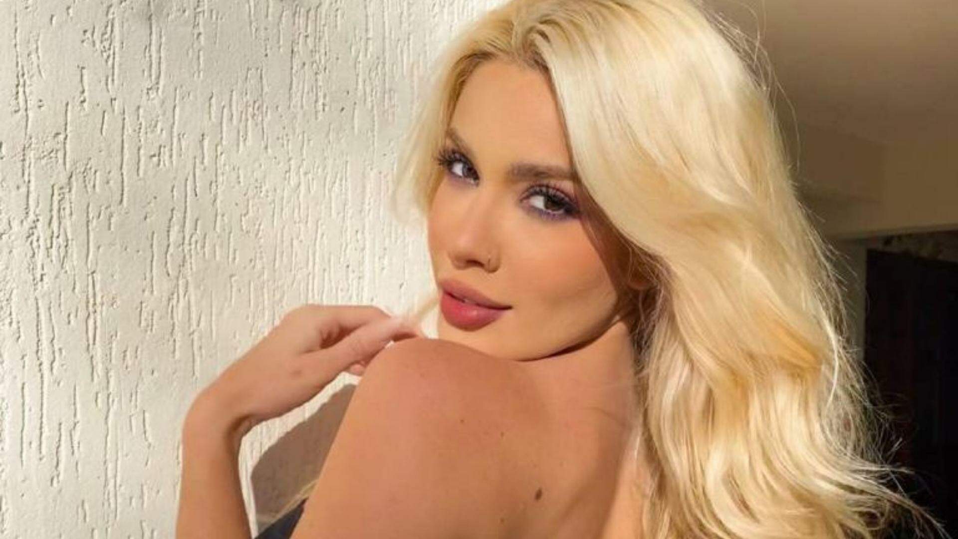 Com alça da blusa quase estourando com volume e calcinha fio-dental, Karoline Lima exibe corpão - Metropolitana FM