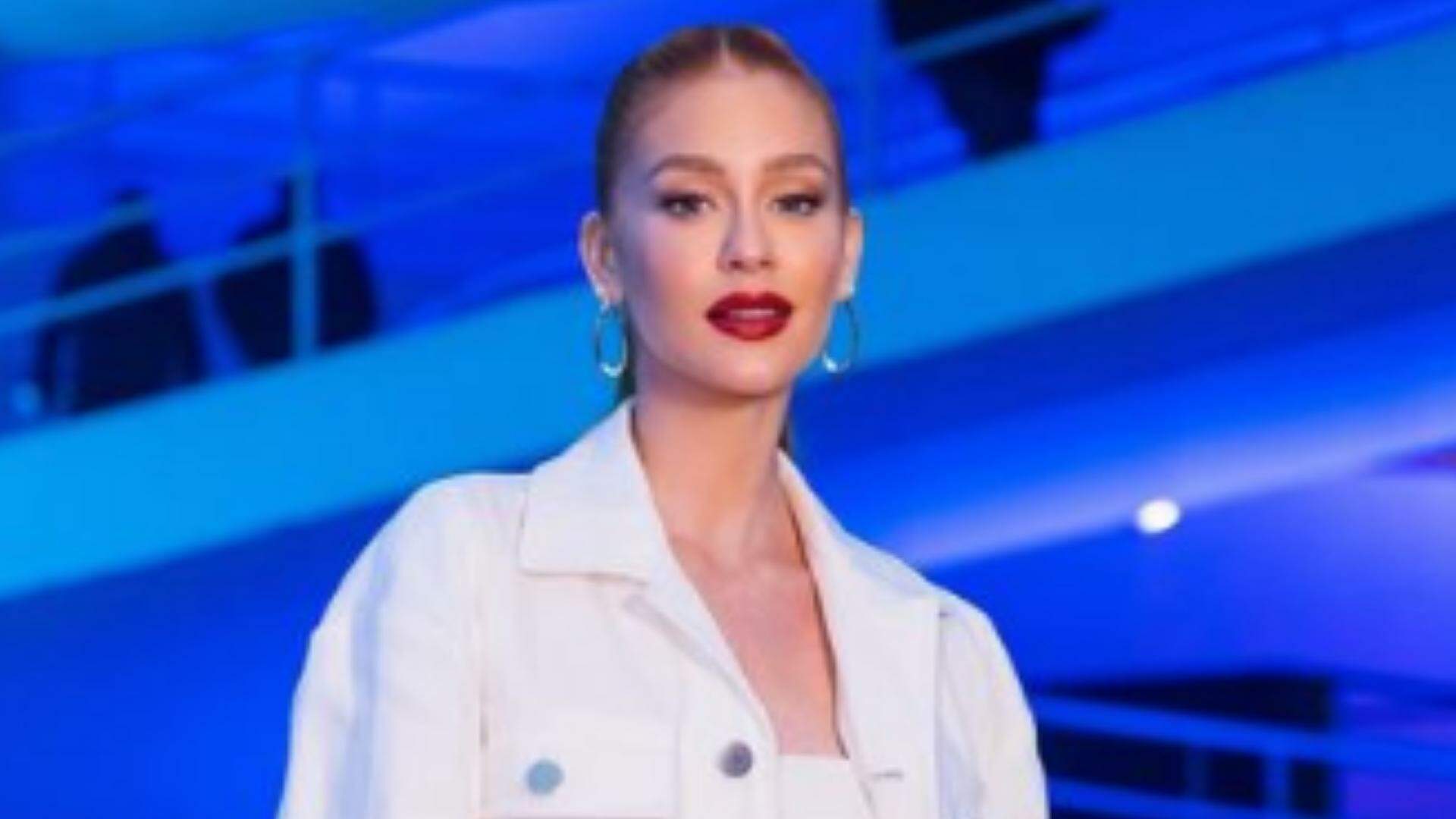 Marina Ruy Barbosa veste look  todo branco, grifado e aposta na tendência meias+scarpin