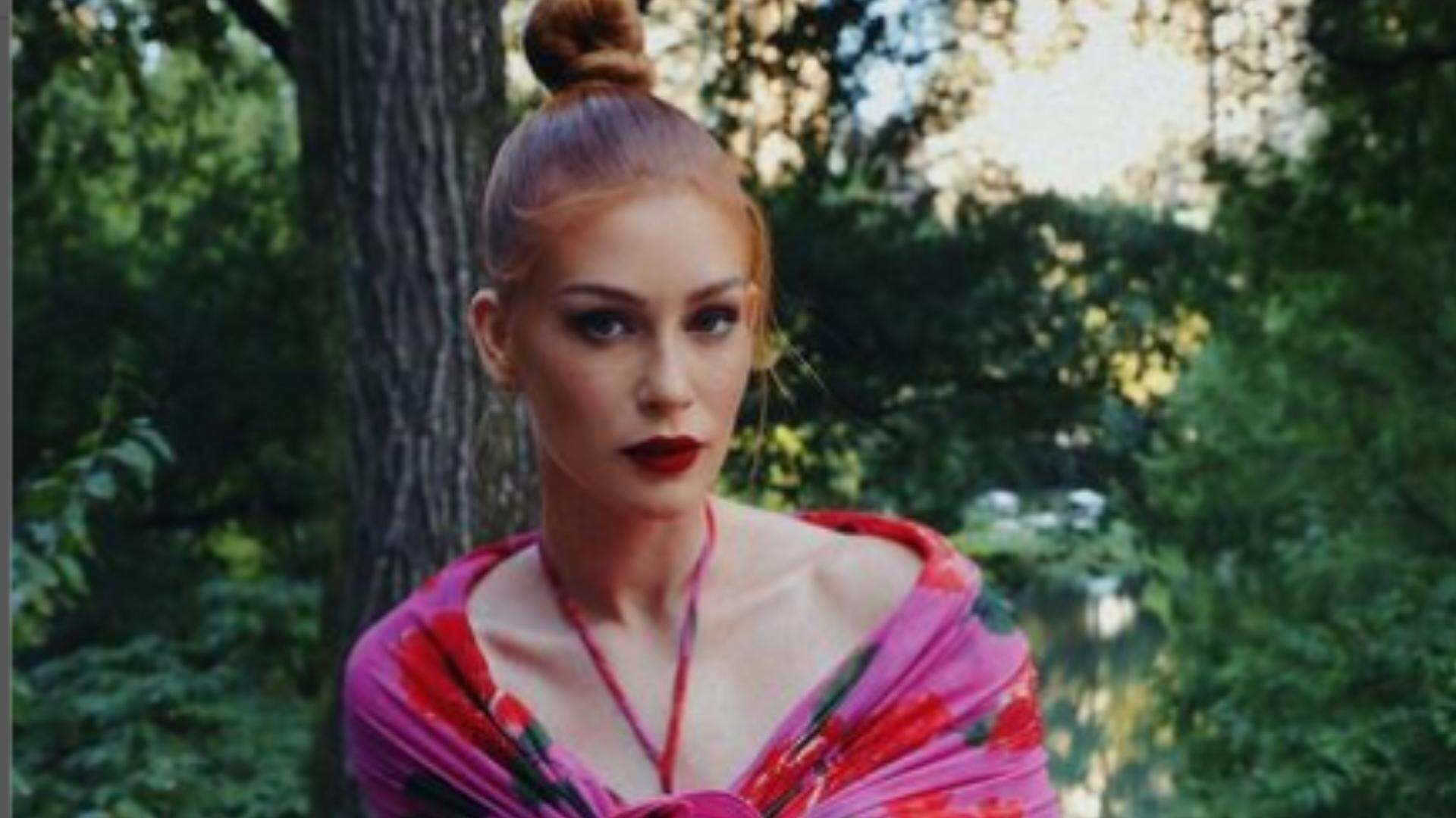 Marina Ruy Barbosa brilha em NY, com flores dos pés a cabeça