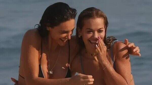 Com biquíni minúsculo, Débora Nascimento e cantora internacional aproveitam dia na praia