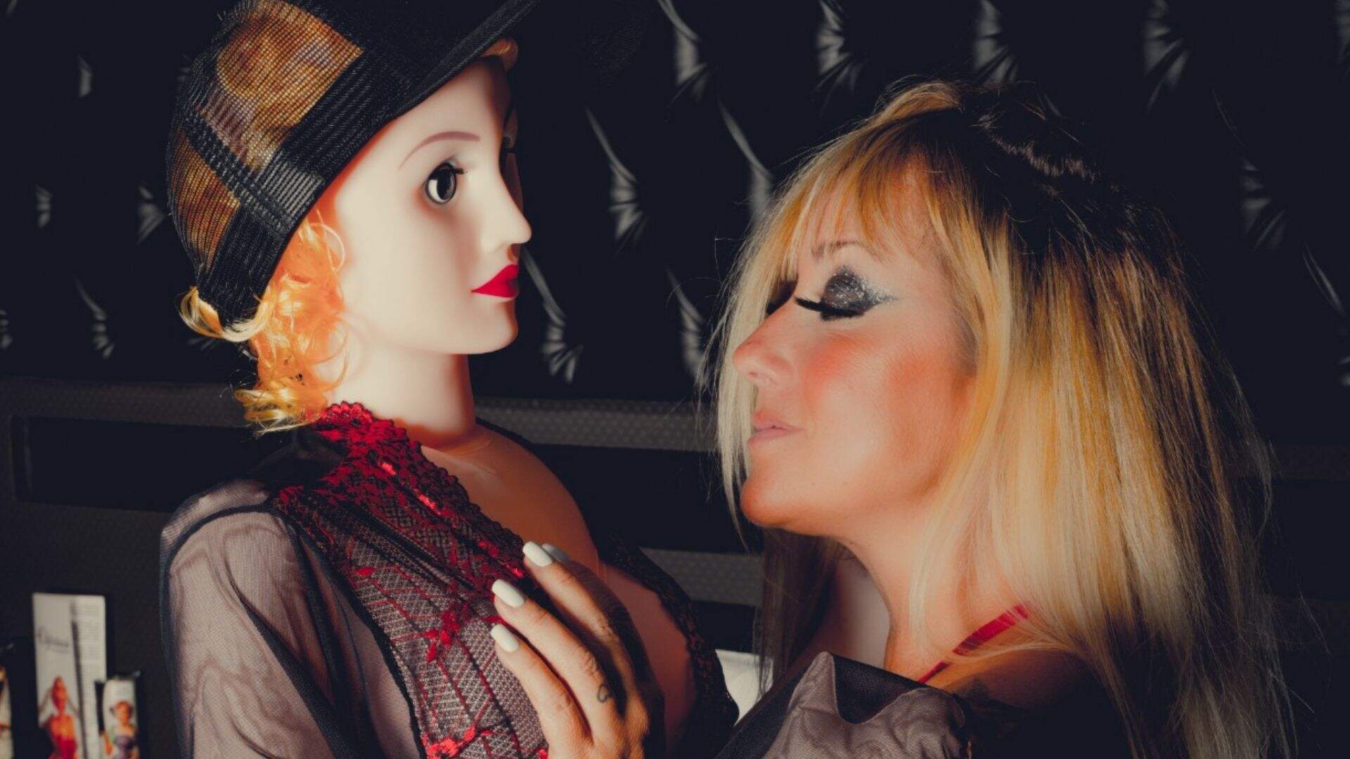Com roupa transparente, Vivi Fernandez mostra o que faz com sua boneca inflável: “Pego lá mesmo”