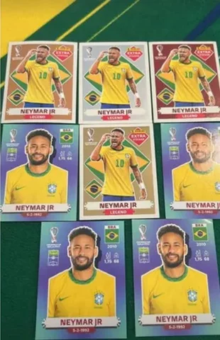 Neymar brinca ao exibir figurinhas raras dele mesmo (Foto: Reprodução / Instagram)