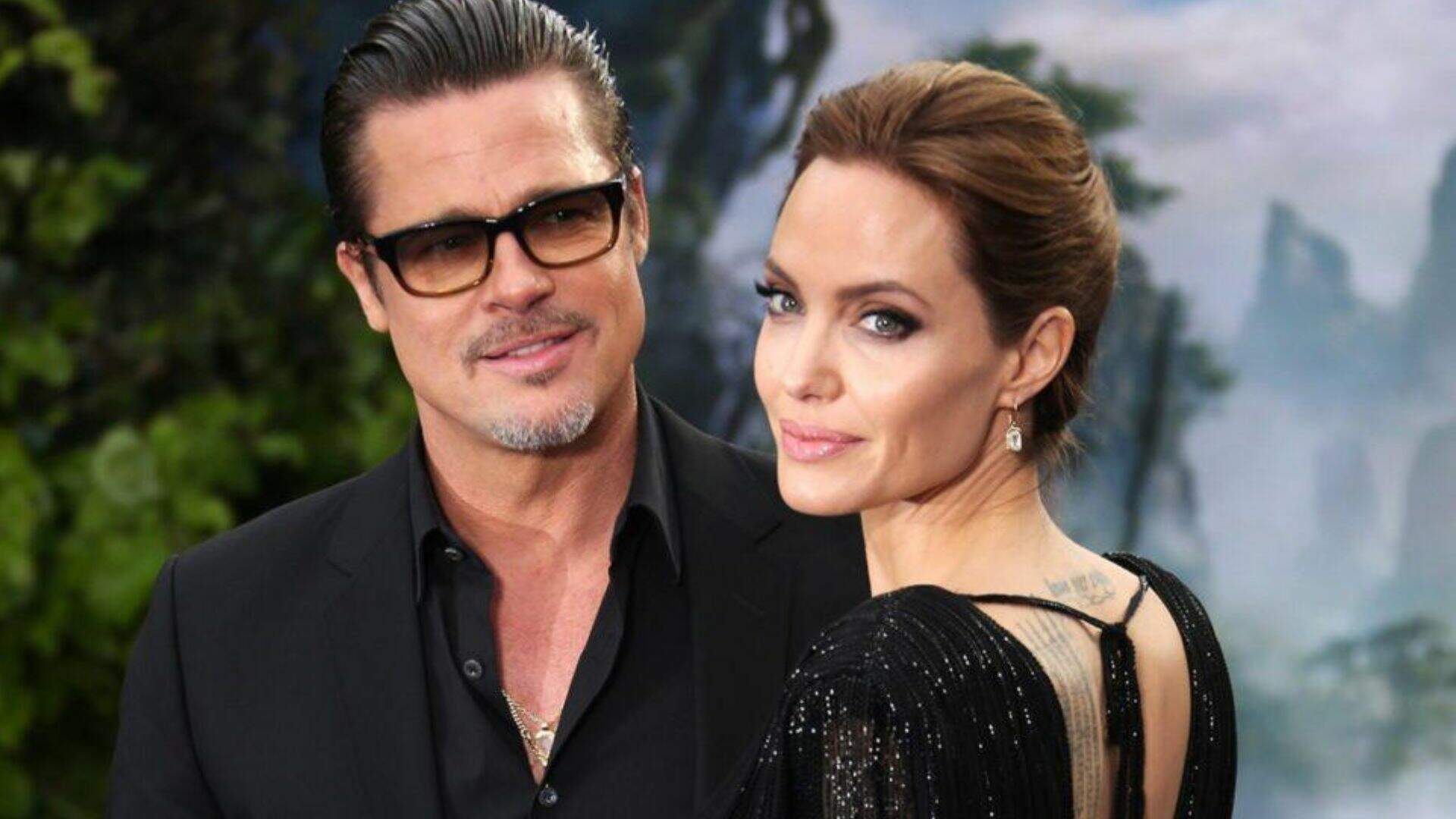Angelina Jolie acusa Brad Pitt de enforcar um de seus filhos durante viagem em família