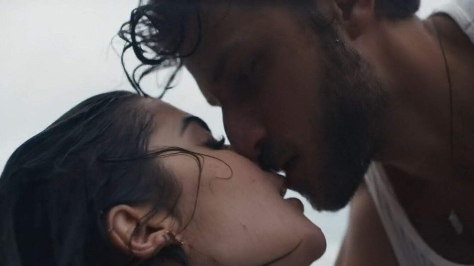 Internautas ficam sem ar após primeira cena de sexo entre Chiara e Ari em “Travessia” - Metropolitana FM