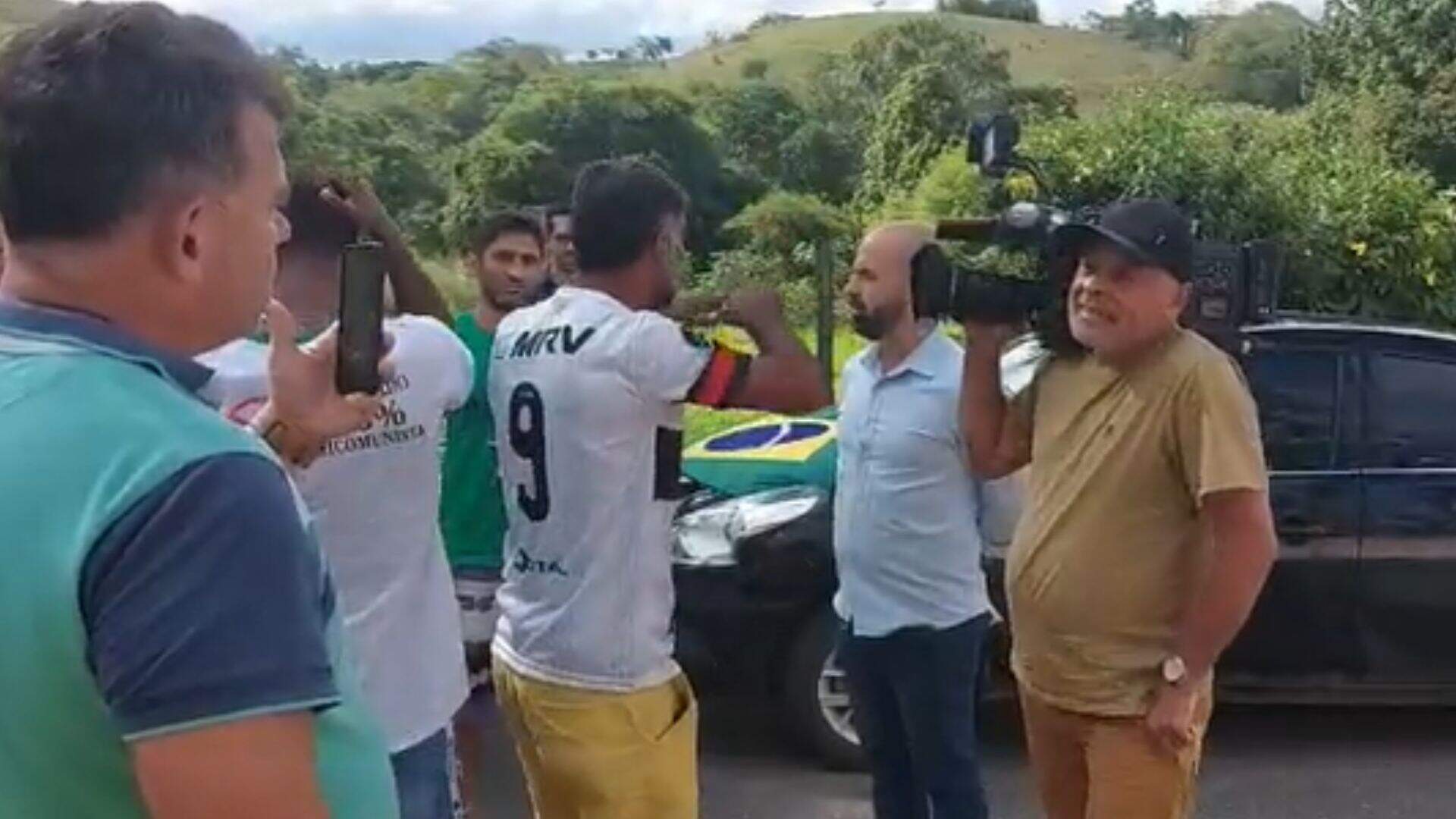 Cinegrafista da TV Globo é agredido por bolsonaristas durante prisão de Roberto Jefferson - Metropolitana FM