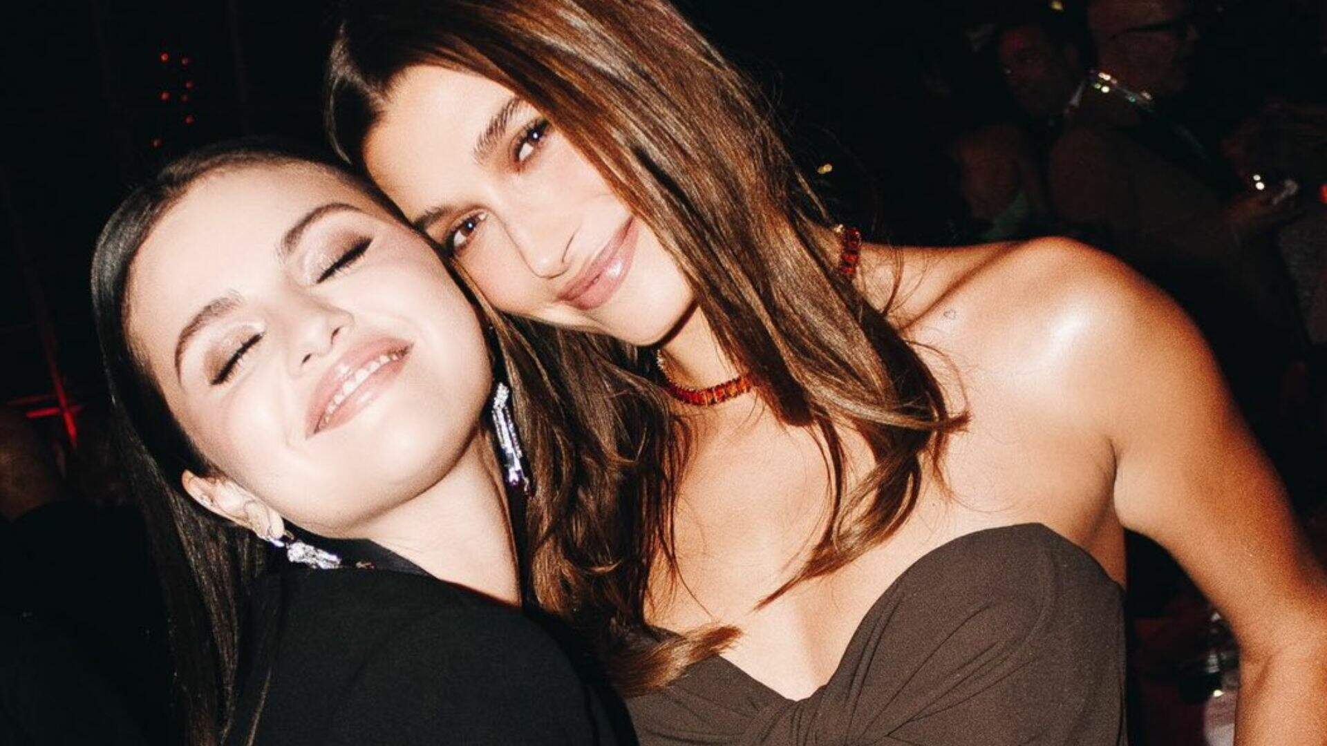 Selena Gomez e Hailey Bieber surpreendem internet com foto rara e comprovam não existir rivalidade - Metropolitana FM