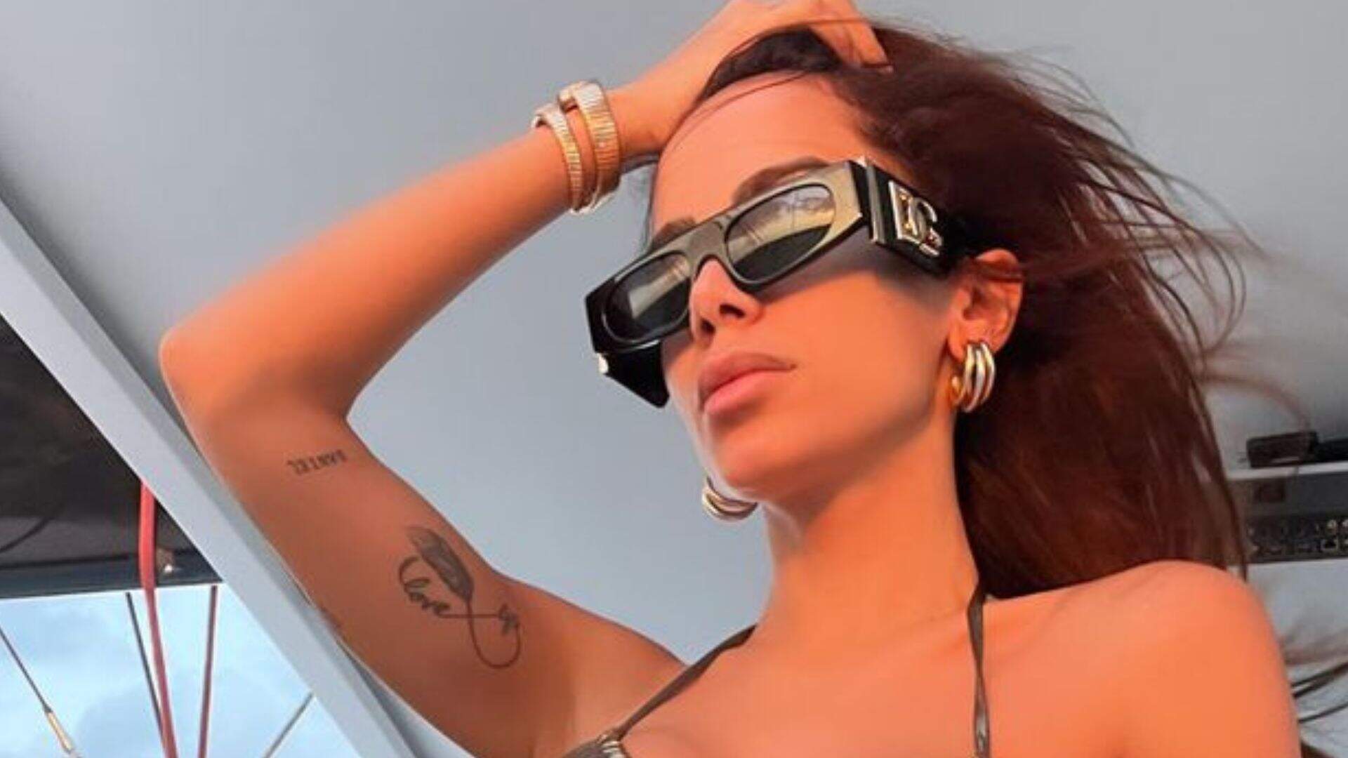 Com tatuagem íntima aparecendo, Anitta cava no limite seu maiô: “Quero ver pra tirar agora” - Metropolitana FM