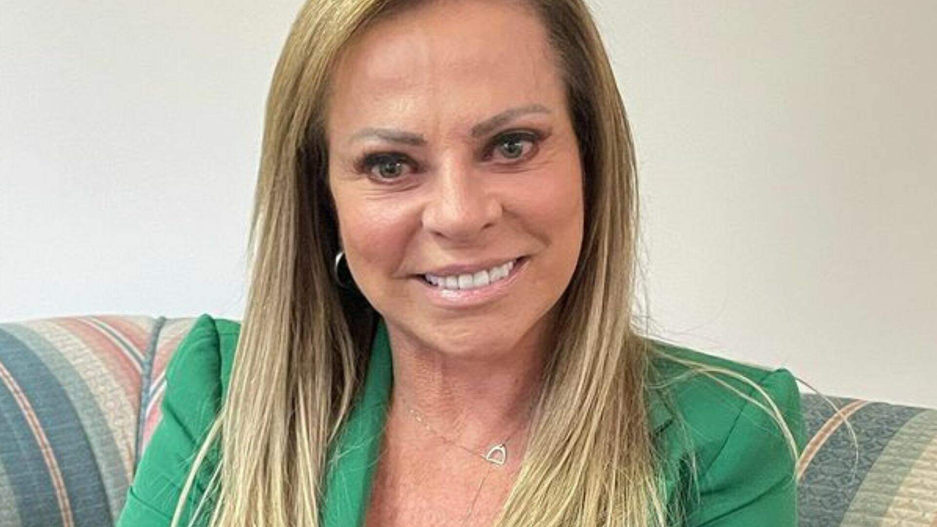 Apresentadora do ‘Casos de Família’ surge com decote generoso demais e volume quase escapa