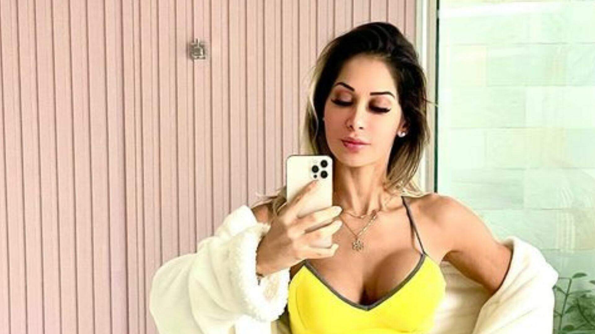 Após separação, Maíra Cardi dispensa roupas e tira foto mostrando corpo no banheiro: “Durinha”