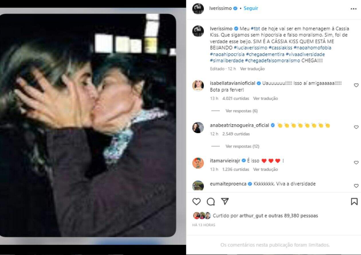 Lúcia Veríssimo e Cássia Kis se beijando no passado