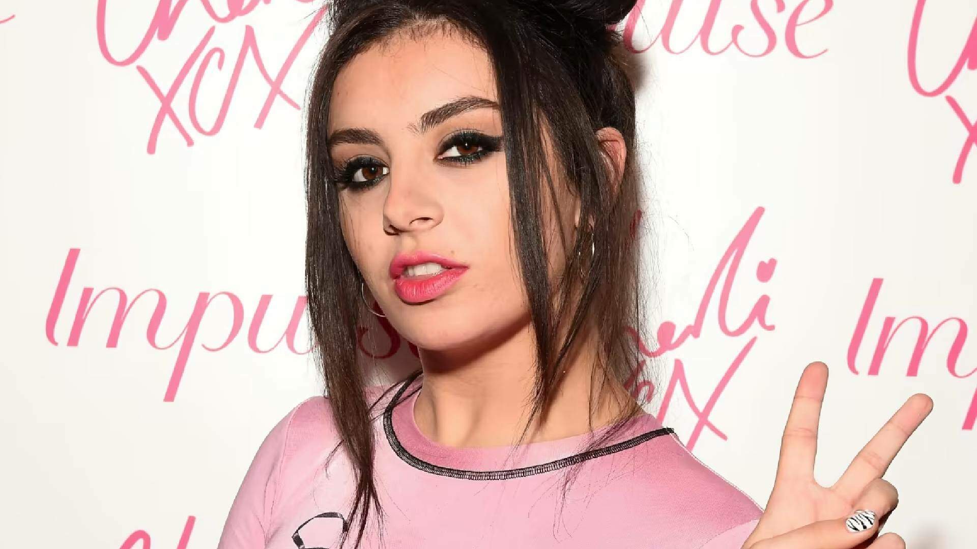 Dona do hit “Boom Clap” e amiga de Pabllo Vittar, Charli XCX anuncia show em São Paulo - Metropolitana FM