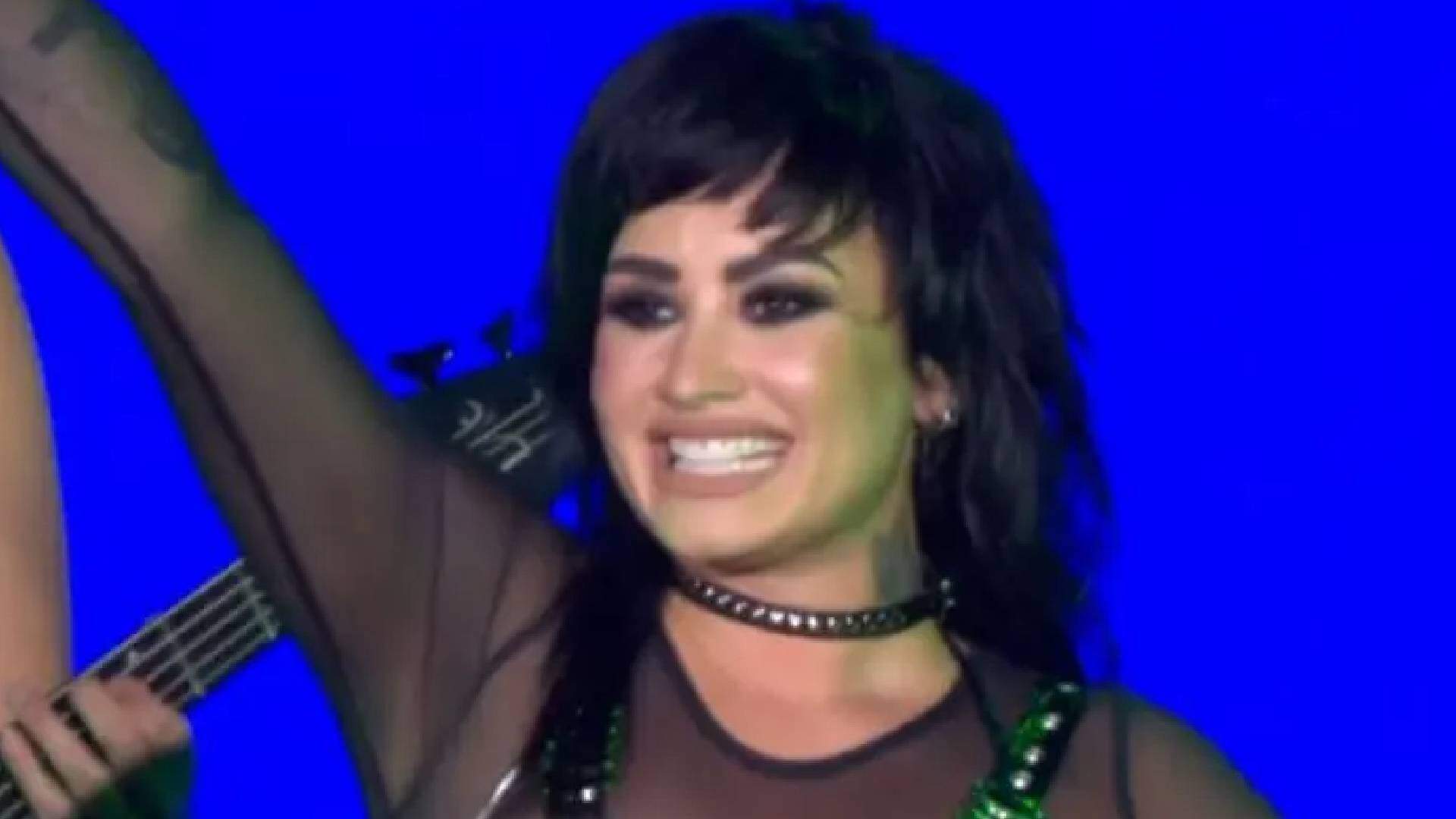 Demi Lovato dedica música para novo namorado durante show: “Meu amor”