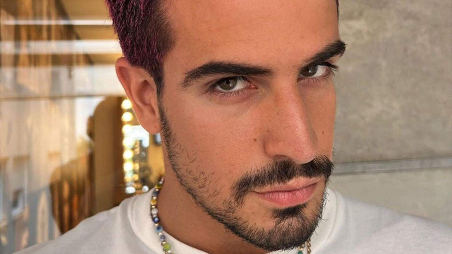 Enzo Celulari decide mudar de visual e pinta os cabelos de cor inusitada
