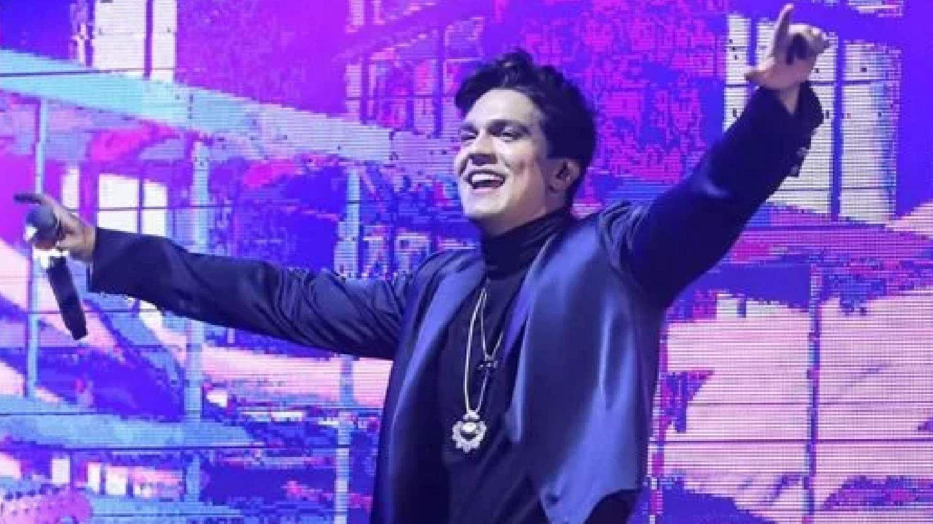 Luan Santana se diverte ao ganhar presentes inusitados das fãs durante show e cena viraliza na web - Metropolitana FM