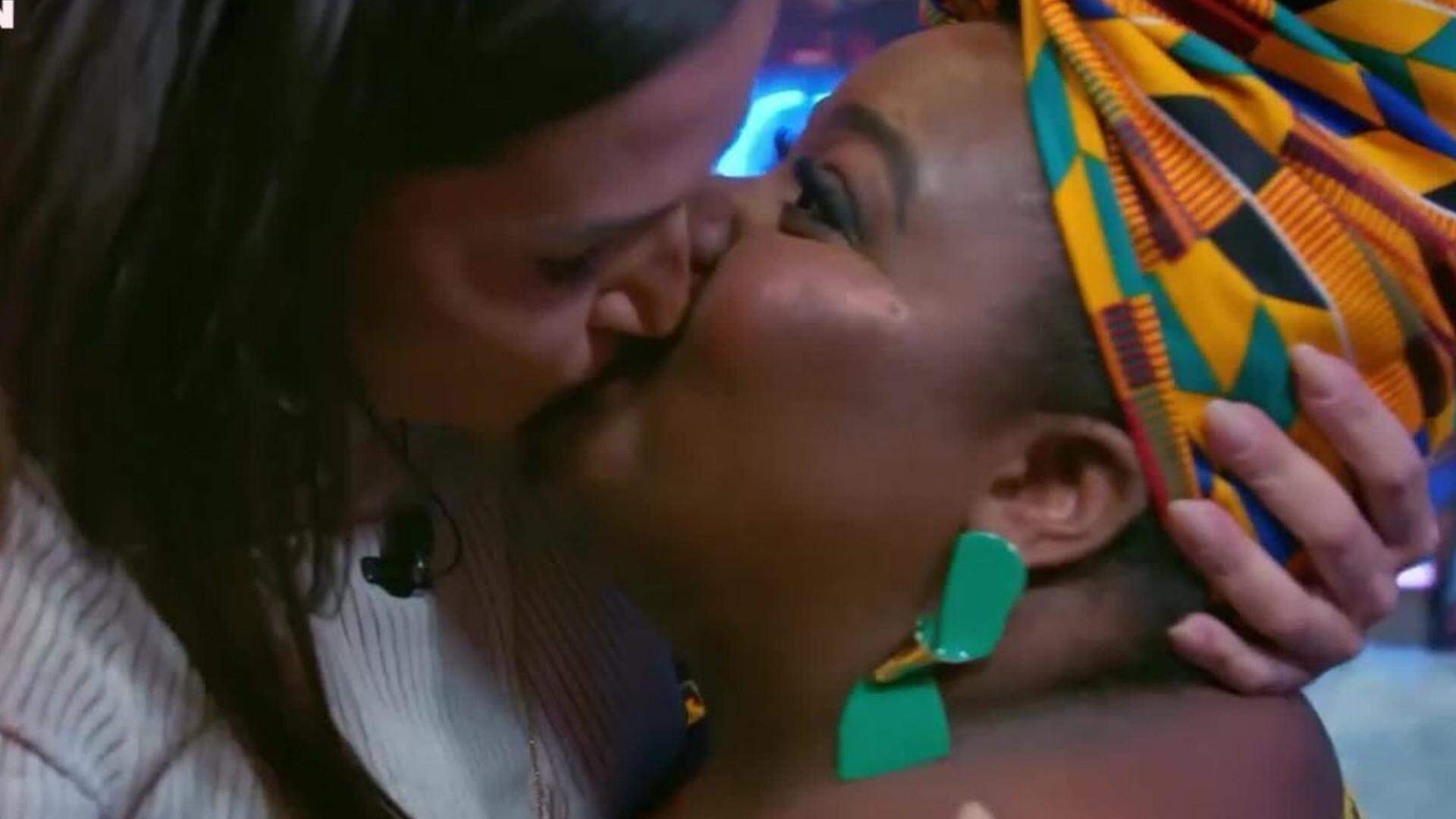 Sem reação! Deborah Secco surpreende Jojo Todynho e rouba um beijo da cantora - Metropolitana FM
