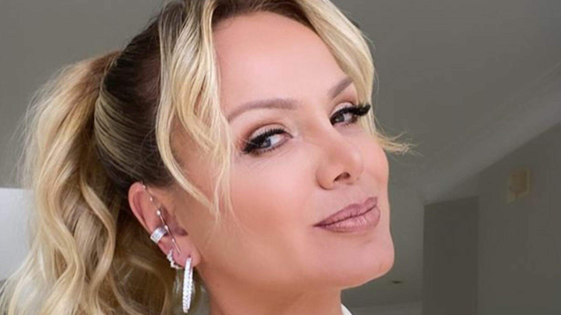 De biquíni PP, Eliana esquece que não consegue cobrir tudo e choca: “Isso o SBT não mostra” - Metropolitana FM