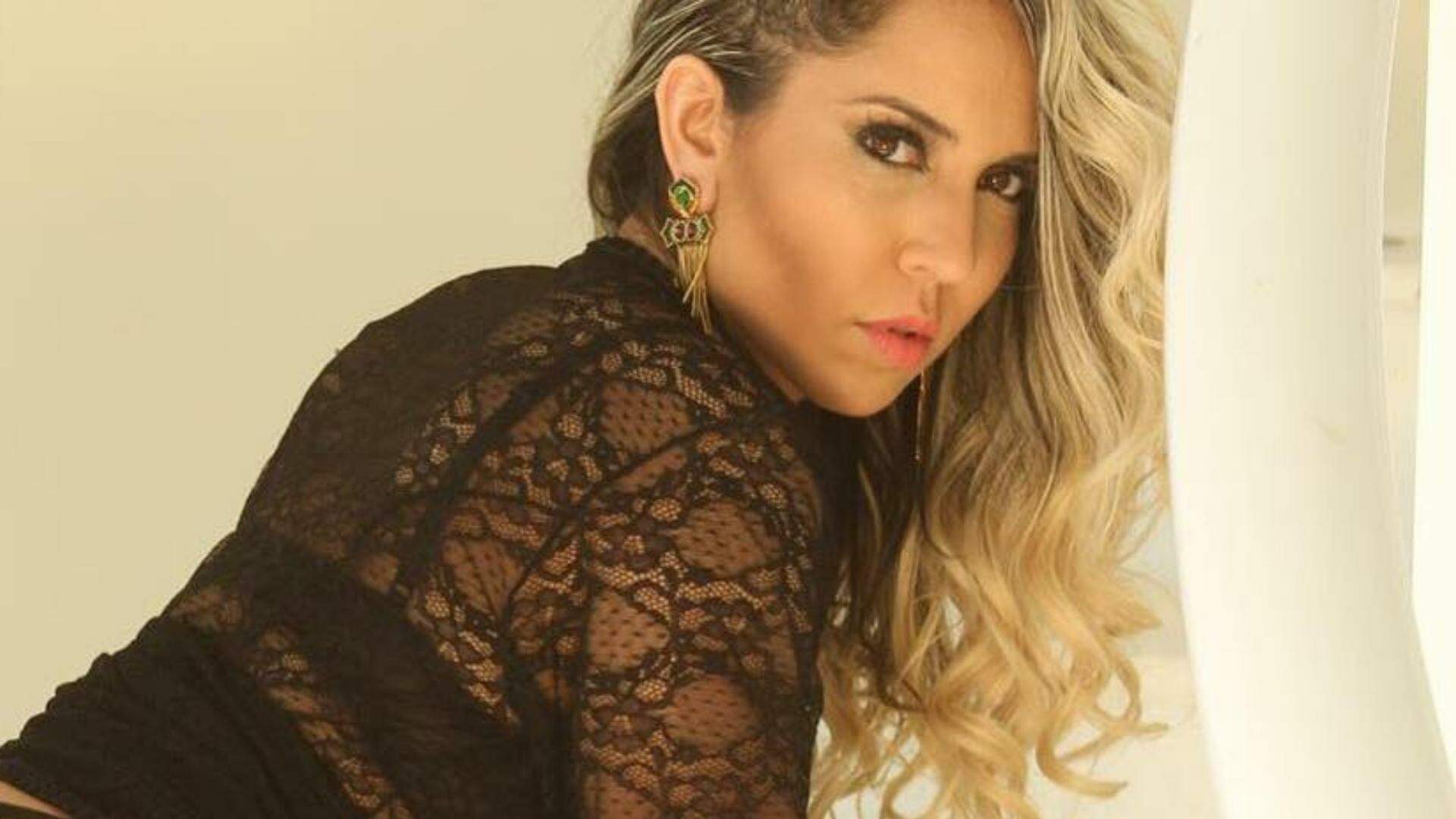 Mulher Melão agacha usando sua lingerie mais transparente na janela de casa: “Loucura” - Metropolitana FM