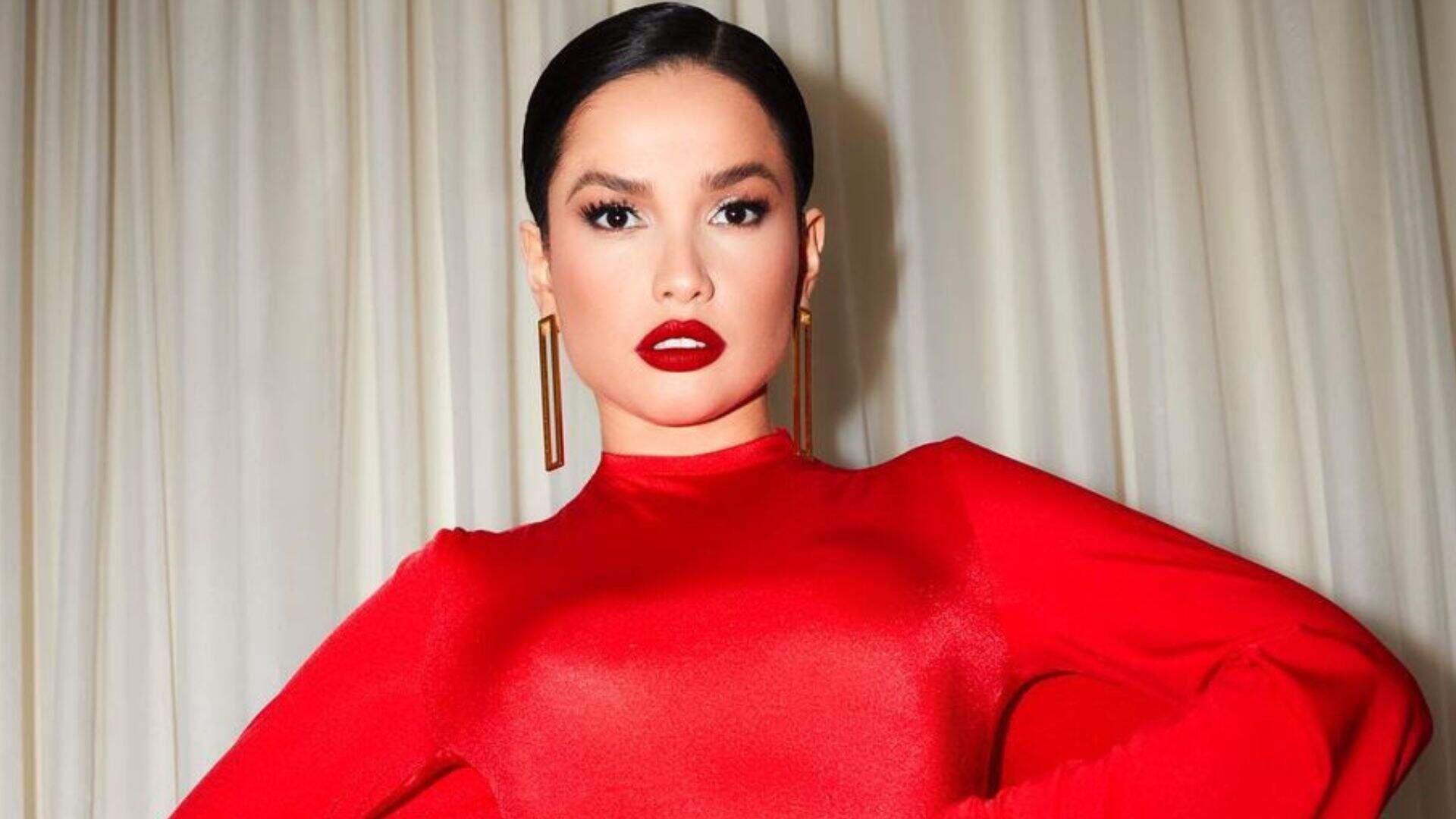 Diva! Juliette surge impecável em look vermelho para o Teleton 2022