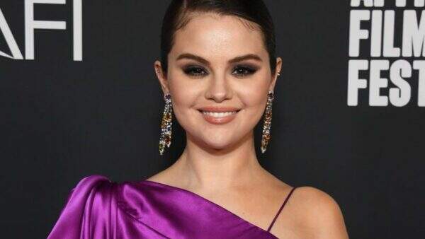 Selena Gomez surge deslumbrante em look roxo na première de seu documentário “My Mind & Me”