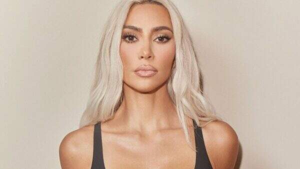 Kim Kardashian revela a verdade sobre look polêmico que virou chacota: “As pessoas me destruíram”