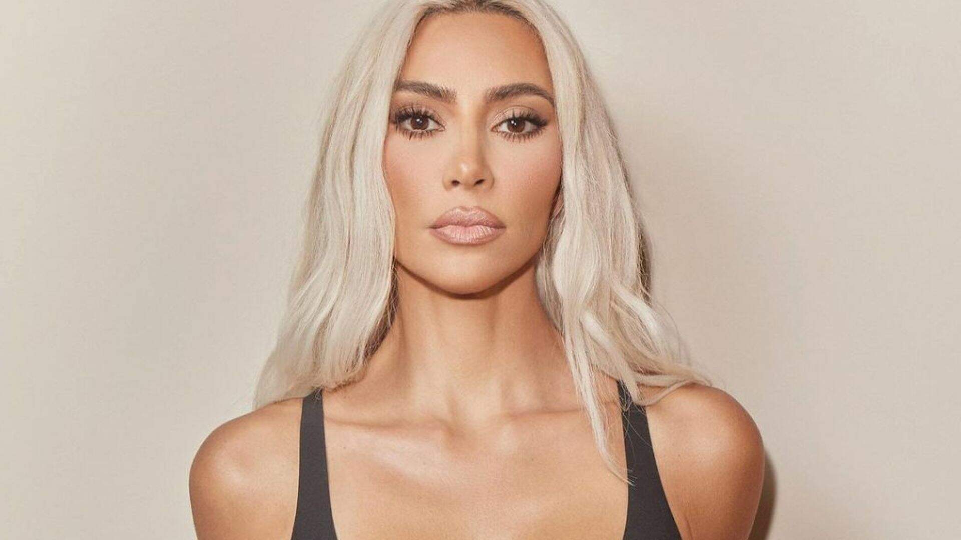 Kim Kardashian revela a verdade sobre look polêmico que virou chacota: “As pessoas me destruíram” - Metropolitana FM