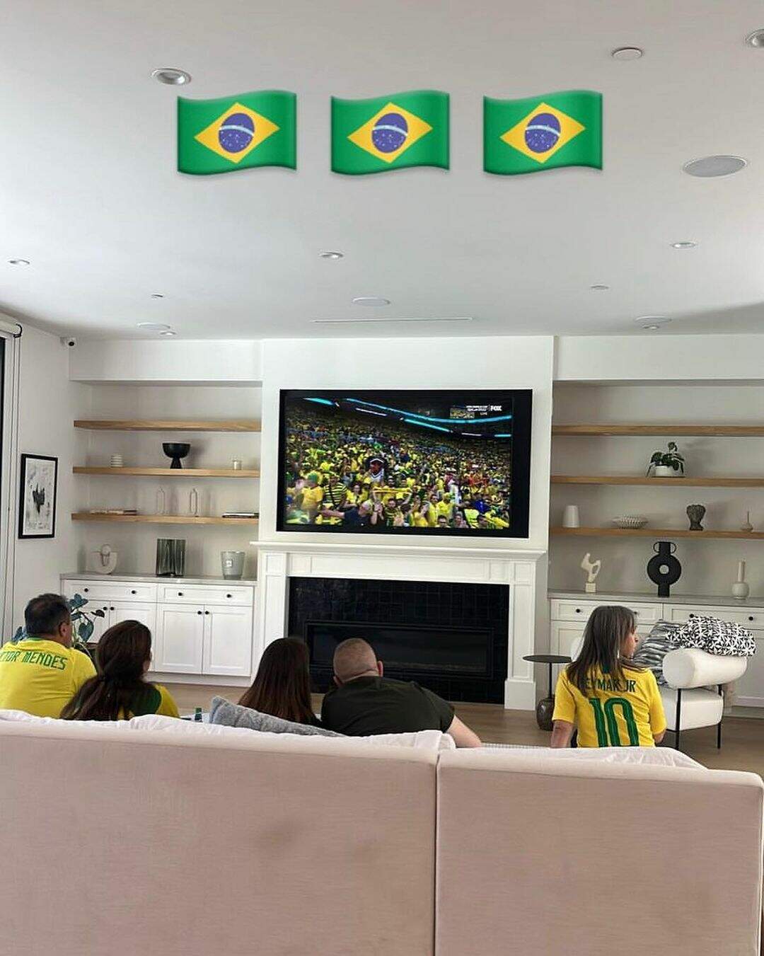 Família de Camila Mendes assistindo ao jogo do Brasil