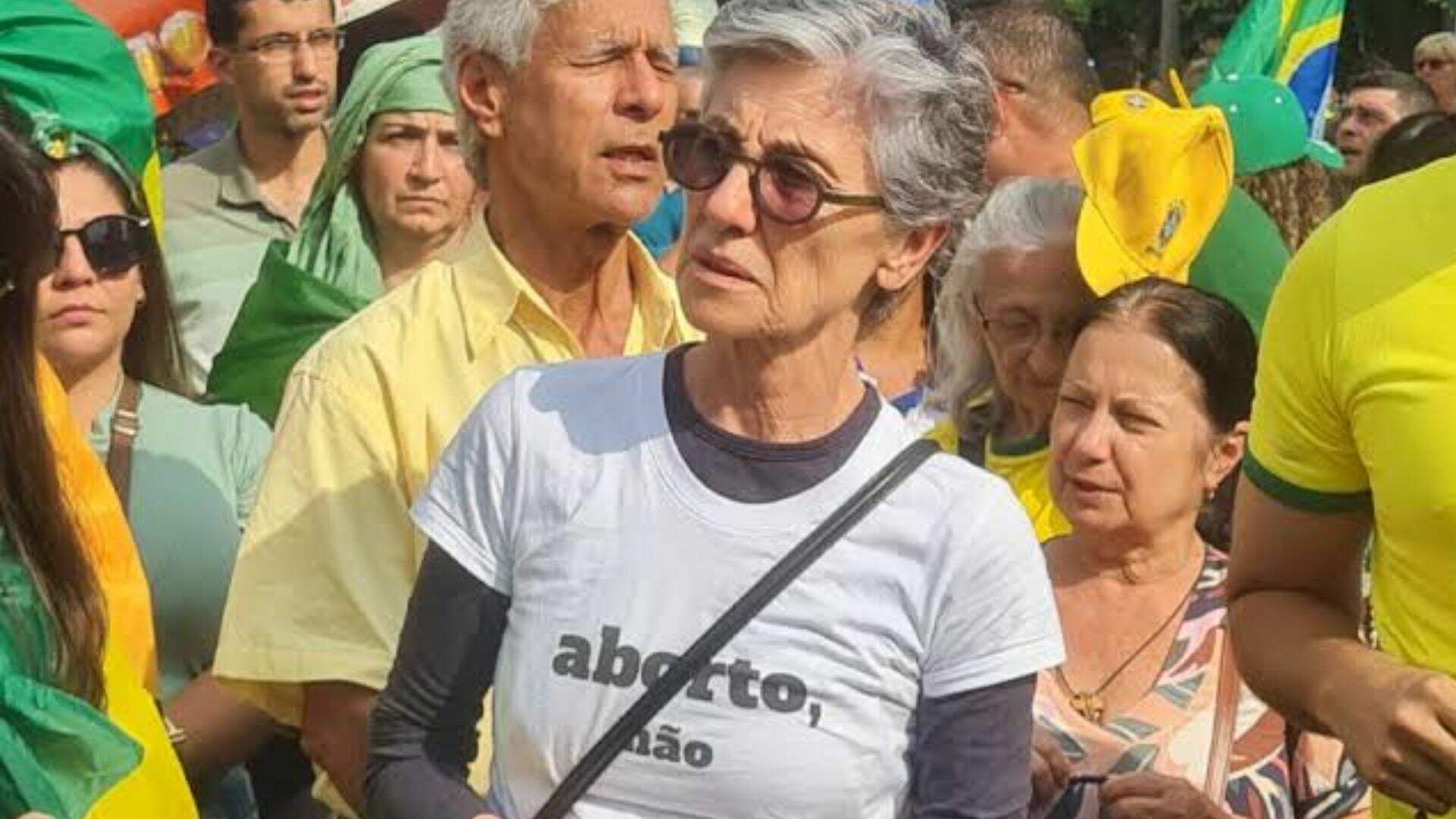 Cássia Kis permanece em protestos pró-Bolsonaro e afirma não deixar “comunismo” invadir o Brasil - Metropolitana FM