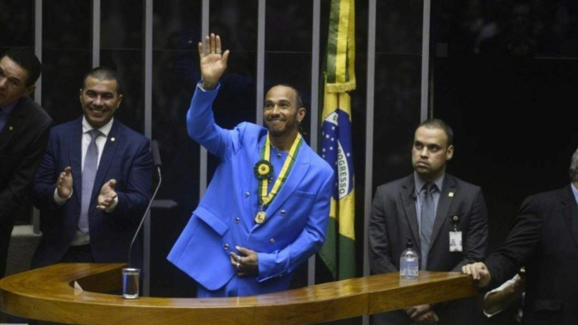Lewis Hamilton recebe título de cidadão honorário do Brasil - Metropolitana FM
