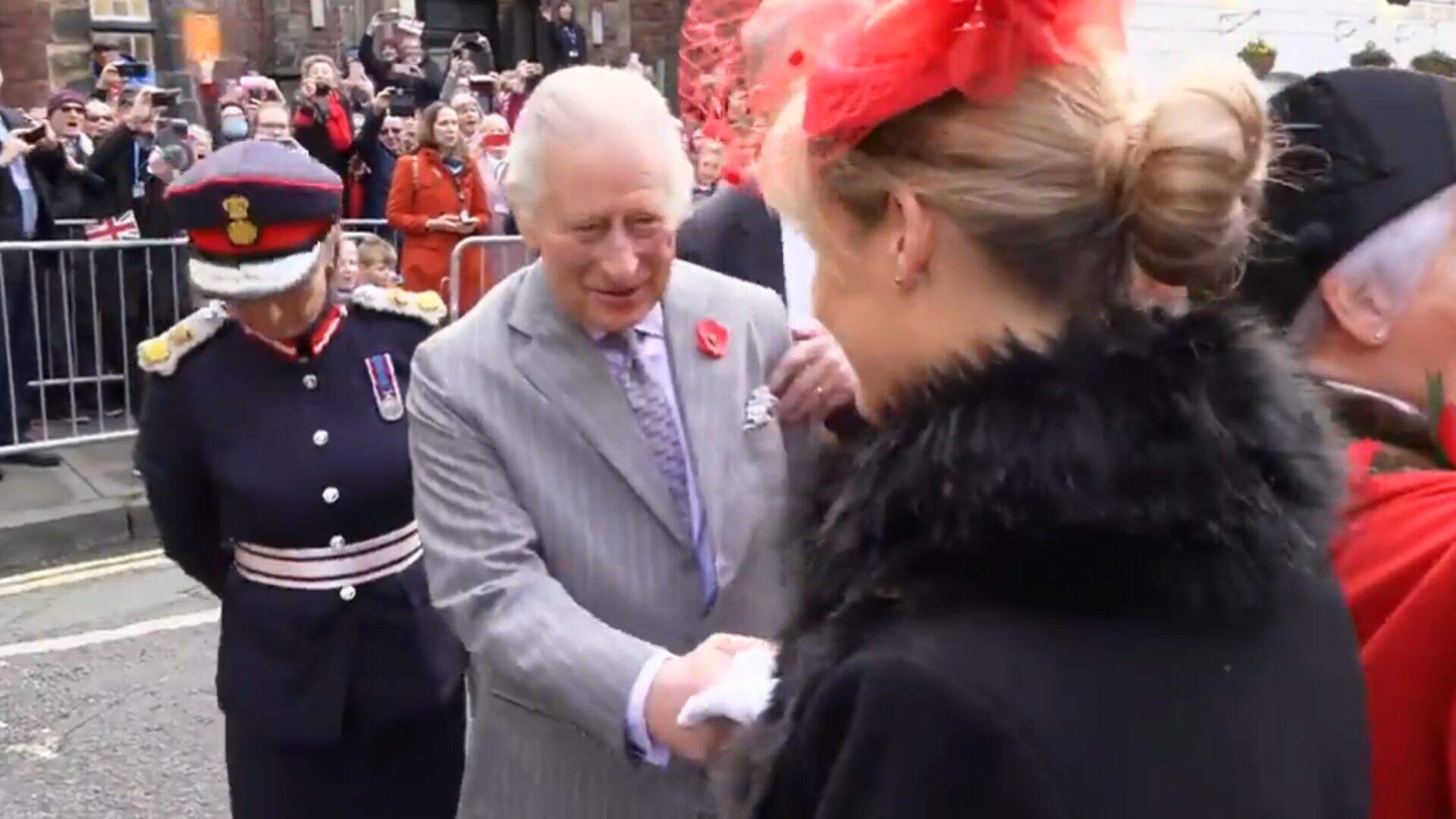 Homem joga ovos contra rei Charles III e rainha Camilla durante caminhada real - Metropolitana FM